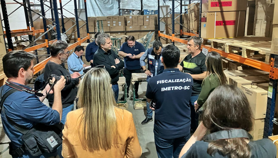 Ipem-SP visita laboratório acreditado, participa de reunião com o secretário de Inovação de Santa Catarina e integra ação de fiscalização